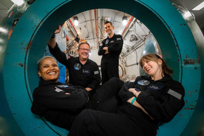 Fotografía del 11 de septiembre de 2021 cedida por Inspiration4 donde aparecen los miembros de su tripulación (i-d) Sian Proctor, Christopher Sembroski.