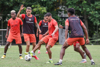 Barcelona medirá hoy a Deportivo Cuenca y el próximo miércoles a Flamengo en Brasil.