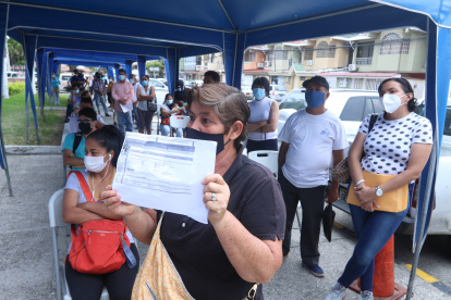 Reclamo. Elsy Vera muestra que debe pagar $ 409 por energía eléctrica pese a que es un terreno sin habitar.