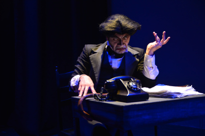 Martín Peña dirige, actúa, escribe y produce esta obra teatral.