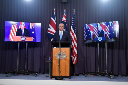 El primer ministro australiano, Scott Morrison (C), en un diálogo virtual con Boris Johnson y Joe Biden. MICK TSIKAS /EFE