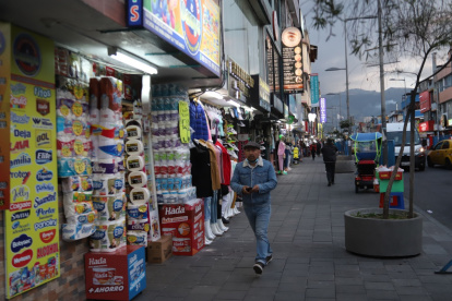 Nocturno. Cuando cae el sol, familias enteras salen a disfrutar de todo lo que ofrece la J. Bagatelas, ropa y hasta comida típica se ofertan allí.
