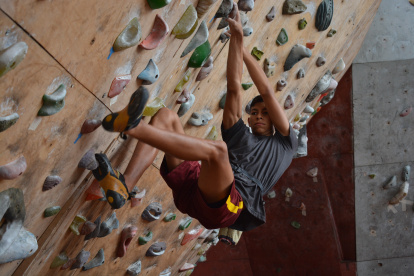 Tulio Obregón, deportista manabita, en una de sus exigentes rutinas en el muro de escalada.