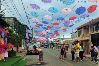 Familias. Habitantes de los vecindarios aledaños recorren Rosa María para fotografiarse.