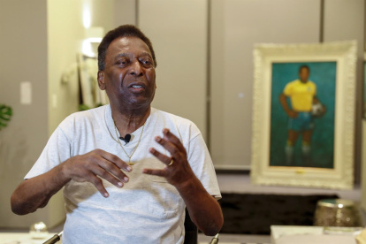 Imagen de archivo del exfutbolista brasileño Edson Arantes do Nascimento, Pelé, habla en entrevista con Efe en el museo Pelé, en Sao Paulo (Brasil).