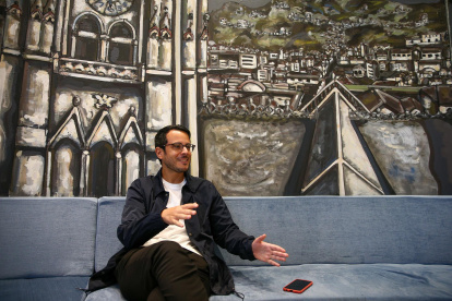 El músico español Alejandro Guillan, habla en una entrevista a Efe, hoy viernes, en Quito (Ecuador).