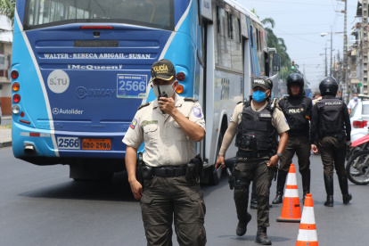 Acción. La Policía Nacional hace un operativo al sur de Guayaquil.