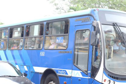 Transporte. Así se veía un articulado de la Metrovía hoy al mediodía.