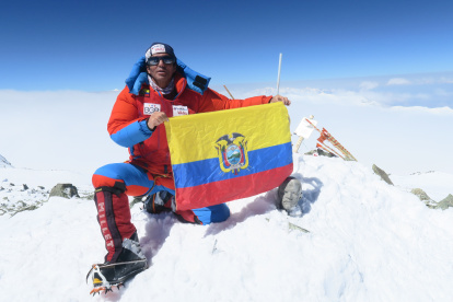 El montañista ecuatoriano Santiago Quintero luce la bandera tricolor en la cumbre del pico Lenin, a 7.165 metros de altura.