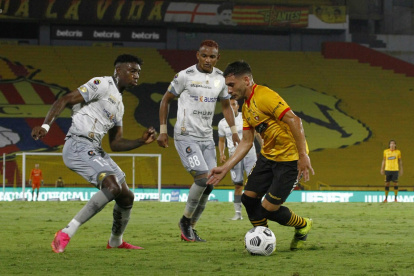 Barcelona gana el primer tiempo en su encuentro con Deportivo Cuenca.