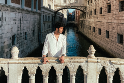 Tarde es el primer clip audiovisual que el artista colombiano dirige y edita.