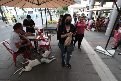 Amigos y familias llegaron a la calle Panamá que está peatonalizada.