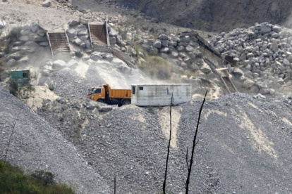 Pomasqui. Hay maquinaria operando en la cantera.
