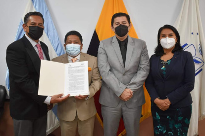 Directivos de la Universidad de Guayaquil y del Municipio de Playas firmaron un convenio de cooperación.