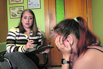 Atención. En su consultorio médico, la psicóloga Deborah Adum atiende a pacientes de todas las edades.