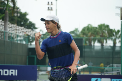 El ecuatoriano Francisco Castro cierra el puño en señal de júbilo luego de obtener un punto clave en el torneo.