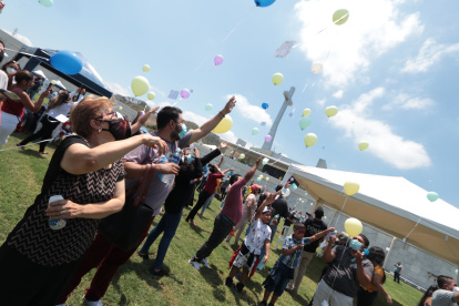 Muchas personas no pudieron contener las lágrimas al lanzar su globos los emotivo mensajes.