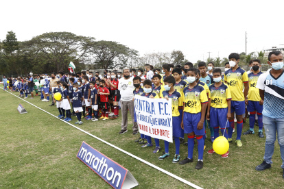 Estreno. Varios de los equipos que disputarán este torneo, correctamente uniformados en la inauguración.