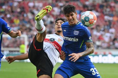 Entrega. Piero Hincapié (d) peleando la pelota, en el encuentro celebrado este 19 de septiembre.