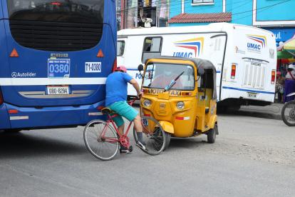 Imprudencia. En el sur de Guayaquil una tricimoto realiza una maniobra que irrespeta la Ley de Tránsito y casi choca contra un ciclista.