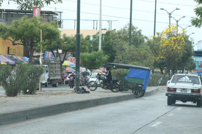 Una tricimoto se cruza por el parterre irrespetando las normas de tránsito.