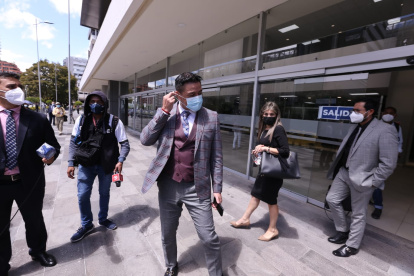 Diligencia. Édgar Molina, uno de los abogados de Sebastián Yunda, a su ingreso al Complejo Judicial Norte.