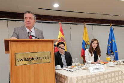 El ministro de Trabajo, Patricio Donoso, habla hoy, lunes en un desayuno de la Cámara Oficial Española de Comercio (Camespa), en Quito.