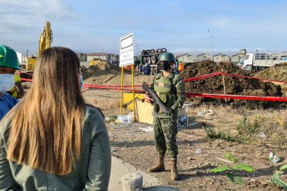 Acción. Agentes del Ministerio de Ambiente inspeccionan el derrame de combustible entre Mi Lote y Villa Bonita.