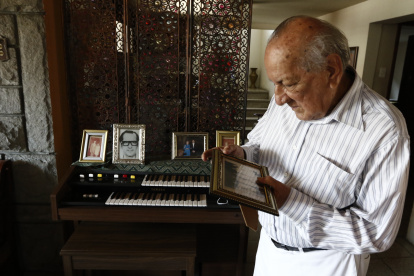 El ingeniero Fernando Córdova mira fotos del recuerdo, de es época en que trabajó para inspeccionar la instalavión de tubería en Urdesa, en el siglo pasado.