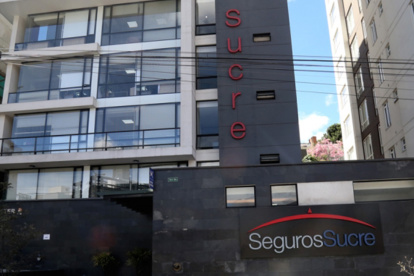 VISTA DE LA FACHADA DEL EDIFICIO DE LA EMPRESA ASEGURADORA |