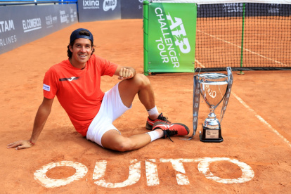 Facundo Mena posa junto al trofeo del Challenger de Quito que significó su regreso al podio del circuito ATP. El Arrayanes Country Club fue sede del torneo.