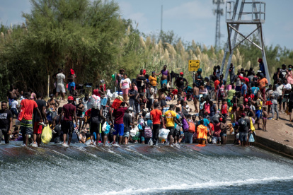 Migrantes procedentes de Haití esperan en el río Bravo para cruzar rumbo a Estados Unidos.
