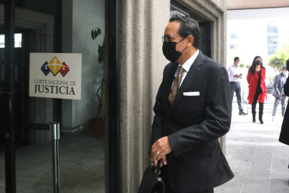 Diligencia. Abogados llegan a la Corte Nacional para la audiencia preparatoria de juicio en el caso Las Torres.