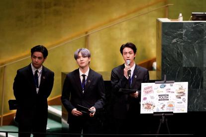 (i-d) Taehyung/V, Suga y Jin de la banda surcoreana BTS participan en el evento SDG Moment en la 76 Asamblea General de Naciones Unidas en Nueva York (EE.UU.), este 20 de septiembre de 2021.
