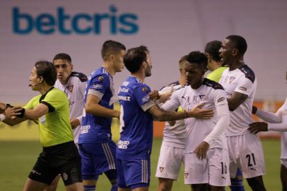 Los jugadores de Liga de Quito y Emelec protagonizaron un problema tras el encuentro del domingo