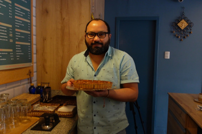 Emilio Carrión, el hombre de los postres veganos en Urdesa.