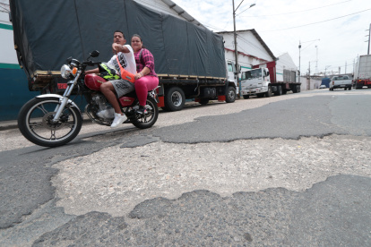 Baches en el sector de la ciudadela Pradera 2 al sur de Guayaquil Agencia (ag-extra)