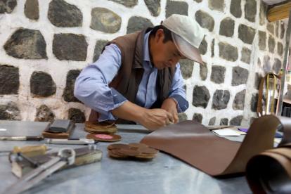 Dedicación. Roberto Cachiguando elabora a mano sus productos.