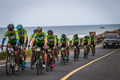 La prueba, pese a que se desarrolla en la Costa, presenta exigentes puertos de montaña para los ciclistas profesionales, master, amateur y aficionados.