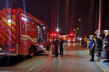 Bomberos de Guayaquil controlaron las llamas del incendio.