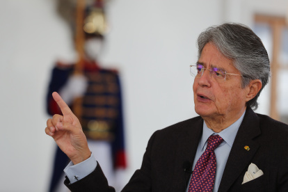 El presidente de Ecuador, Guillermo Lasso, habla en entrevista con Efe hoy, en Quito (Ecuador).