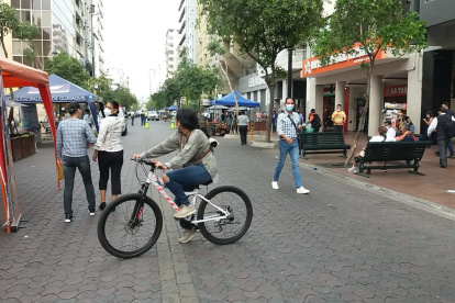 Ciclistas y peatones recorren el área.