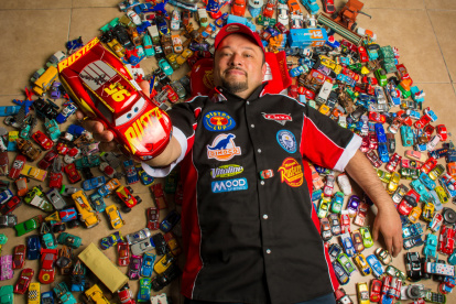 Fotografía sin fechar cedida por Guinness World Records 2022, que muestra al arquitecto Jorge Arias mientras posa con su colección de Cars, en Ciudad de México (México).