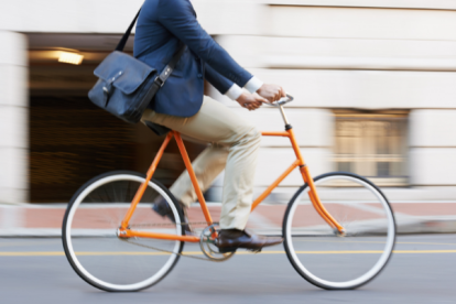 Cada vez más personas optan por movilizarse en "bici" incluso a los trabajos.