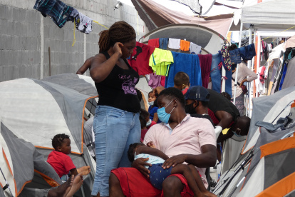 Un grupo de migrantes haitianos permanece en un albergue, el 21 de septiembre de 2021, en la ciudad de Reynosa, estado de Tamaulipas (México).