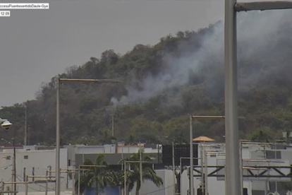 El incendio que dio este miércoles 22 de septiembre en la autopista Narcisa de Jesús, detrás de Mucho Lote 2.