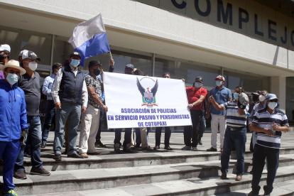 Protesta. Pensionistas del Isspol han ido a todas las audiencias.
ABOGADOS D ELAS PARTES Y RENATO GONZALEZ PEÑAHERRERA DIRECTOR GENERAL DE LA ISSPOL EN EL COMPLEJO JUDICIAL NORTE DONDE SE SUSPENDIO LA AUDIENCIA DE VINCULACION A JORGE CHERREZ EN EL CASO ISSPOL .Quito 6 de agosto del 2021. Agencia (ag-extra ag-expreso ag-quito)