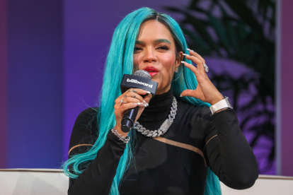 La cantante colombiana Karol G habla durante un panel de la Conferencia de los premios Latin Billboard hoy en el Faena Fourm de Miami, Beach, Florida.