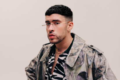 Fotografía cedida por Rimas Music donde aparece el cantante urbano puertorriqueño Bad Bunny que aspira a desbancar este jueves a su compatriota Ozuna como el artista con mayor número de galardones cosechados en una gala de los premios Billboard de la Música Latina