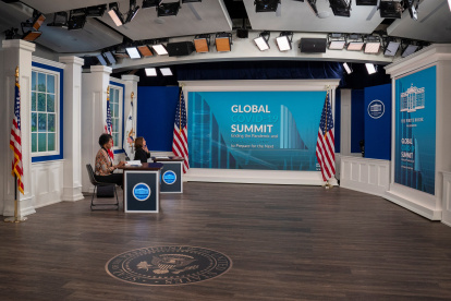 La vicepresidenta de EE.UU., Kamala Harris (d), participa en una cumbre virtual sobre la pandemia, este 22 de septiembre de 2021.